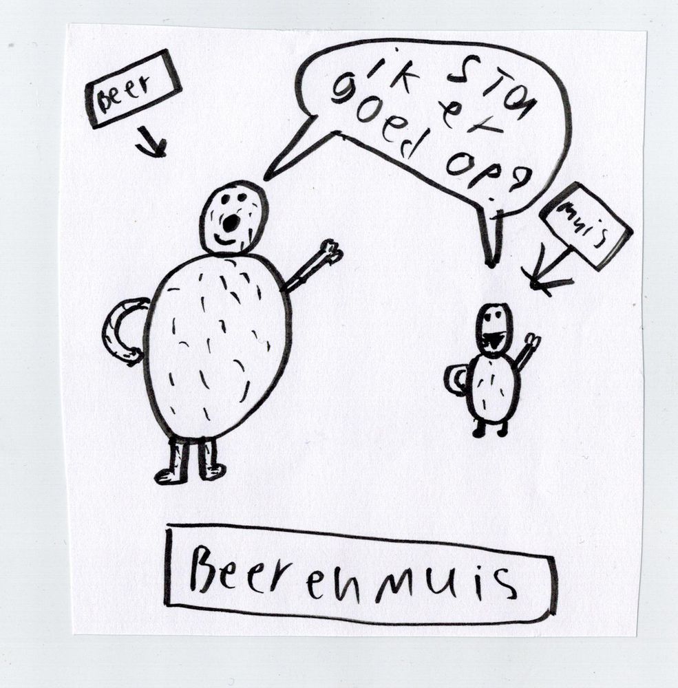 Tekening van Beer en Muis, elk met een bordje met de naam erop. Beer vraagt of hij er goed op staat.