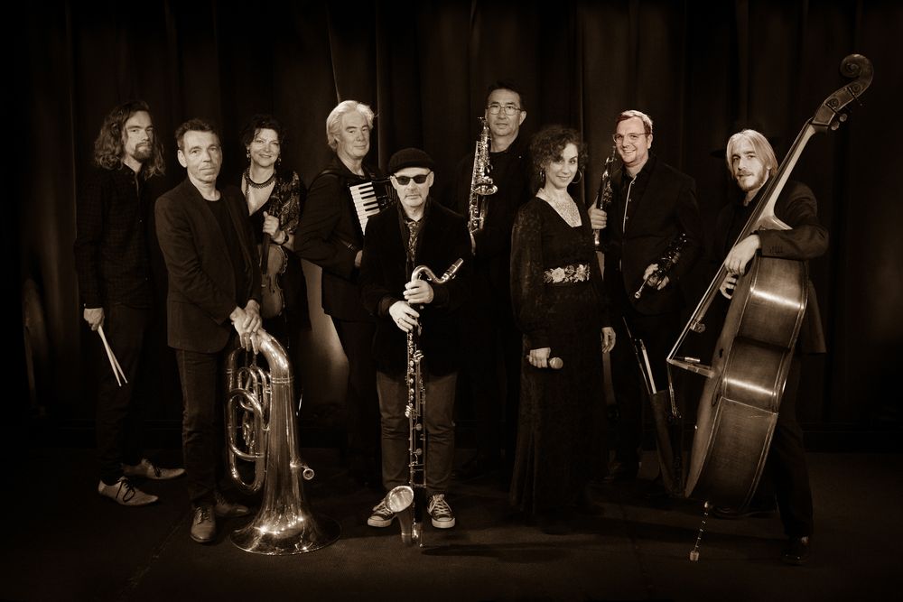 De musici van Gadjo Orkestra met hun instrumenten op het podium
